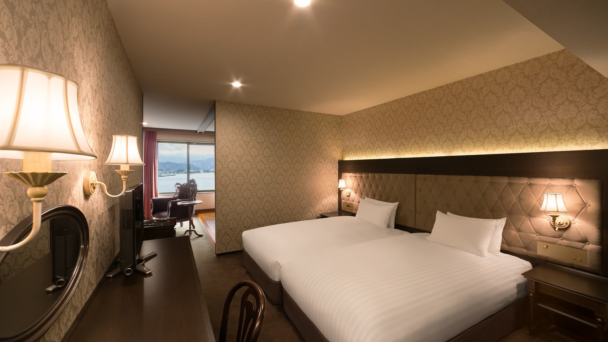 Suite Western-style room lakeside (image)