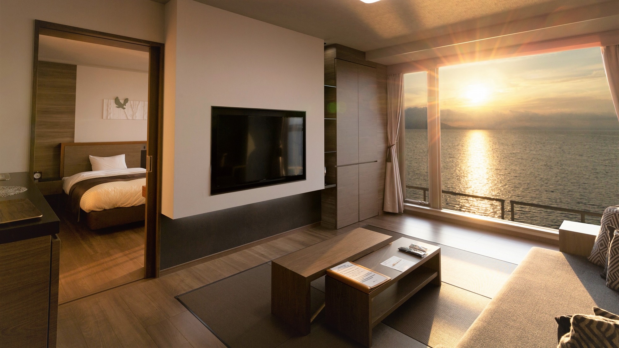 [湖边和日落一侧]豪华双床房/客厅和卧室的大窗户（图片）