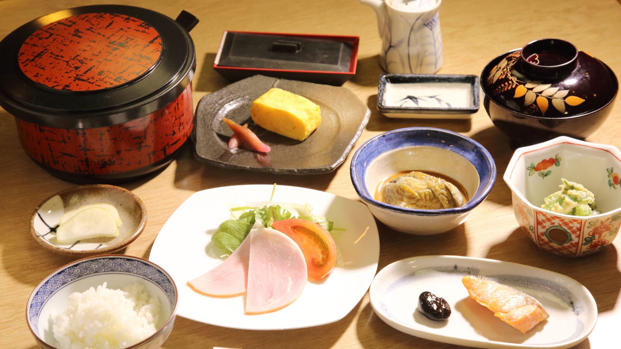 * Breakfast example: We are particular about local ingredients such as ham from Karuizawa / small bowls of vegetables from Shinshu and rice.