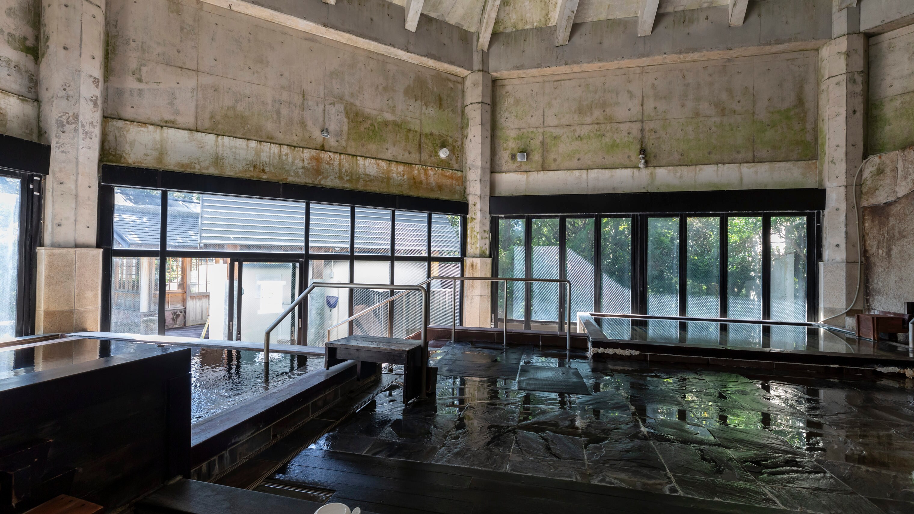 Large public bath, women's bath