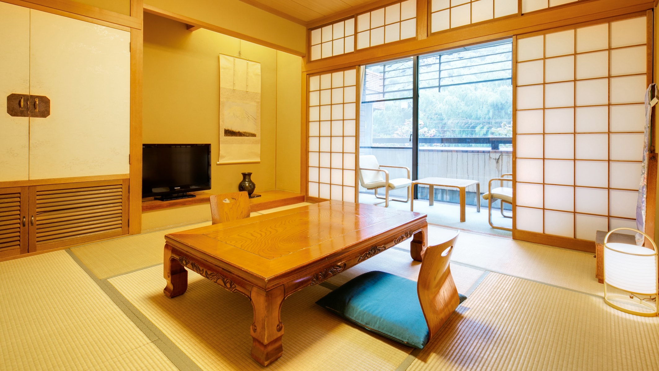 Japanese-style room with a spacious wide rim
