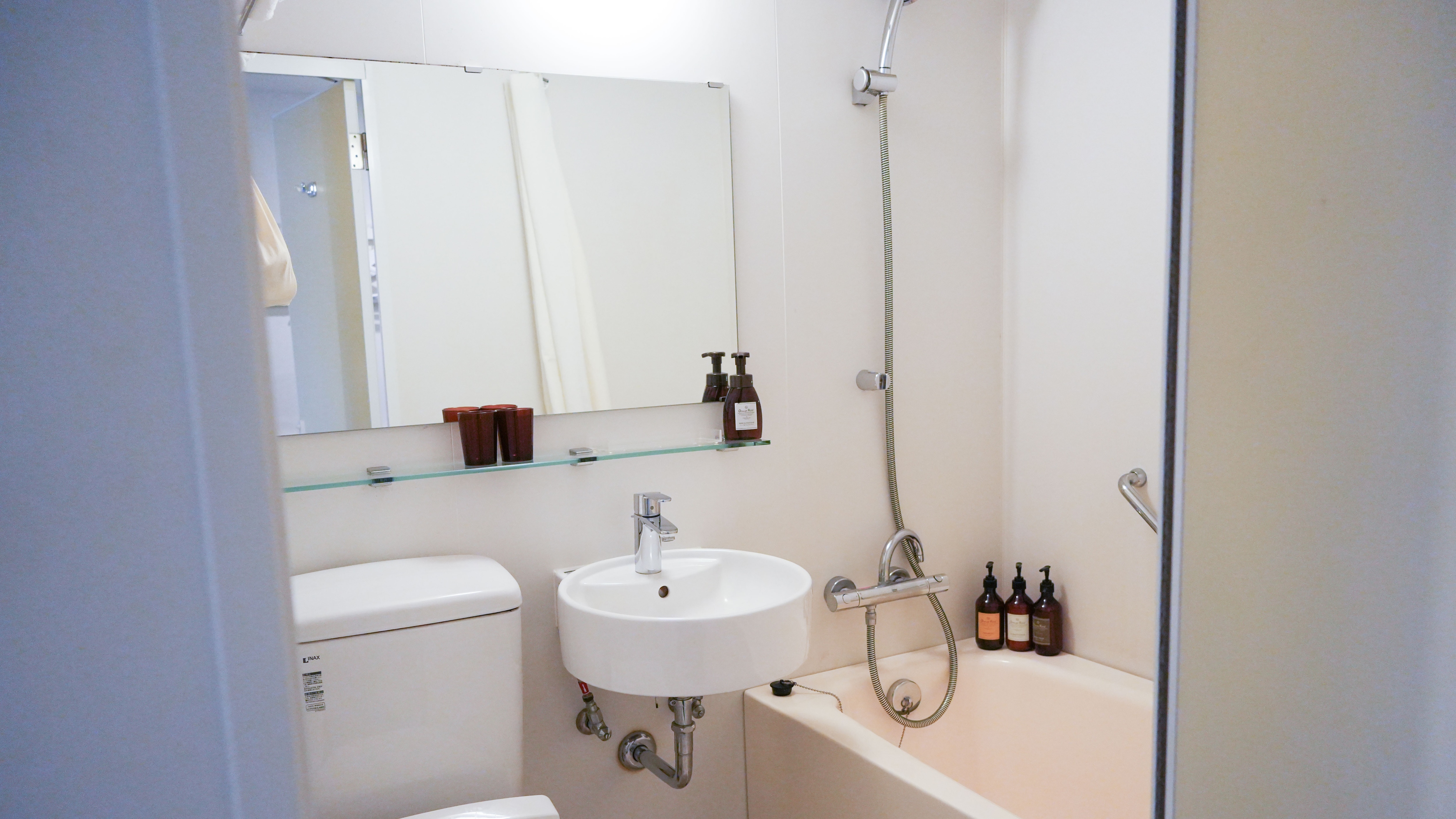 Twin room bathroom example