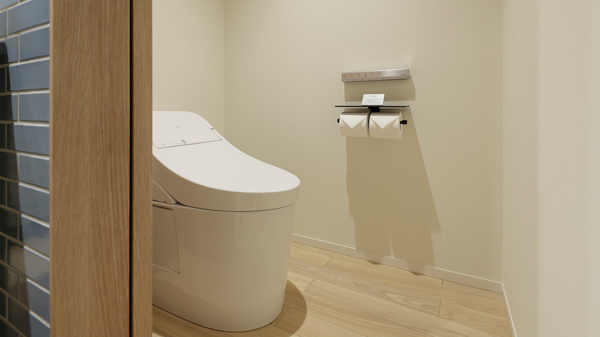 Bathroom: The bath and toilet are separate, so you can use your time efficiently when getting ready to go out in the morning.