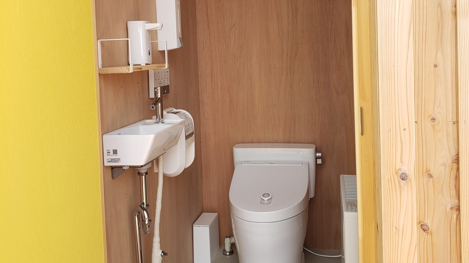 Toilet luar ruangan glamping tersedia di setiap tenda kubah
