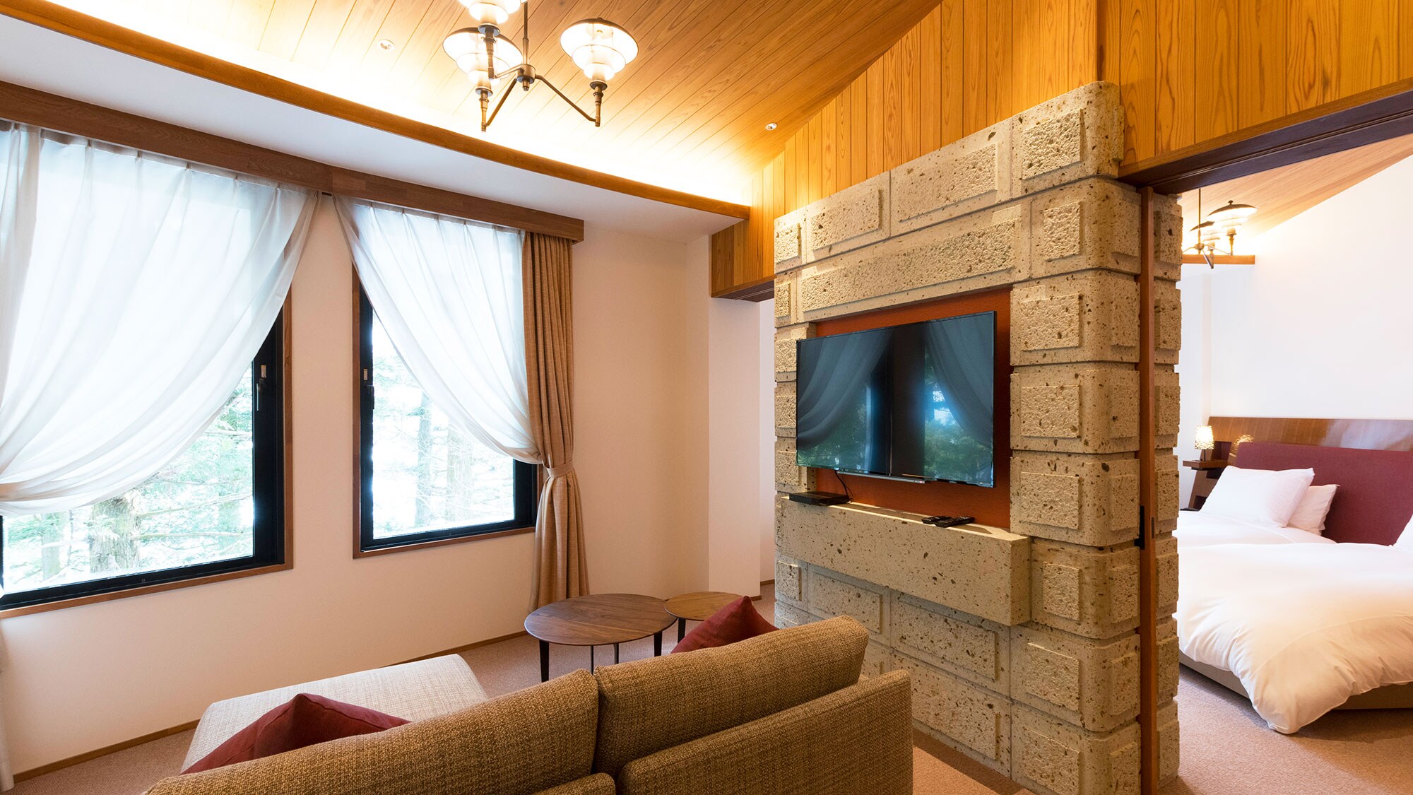 [Top floor of main building / 50 square meters] Please relax and enjoy the view of the cedar trees from the large windows.