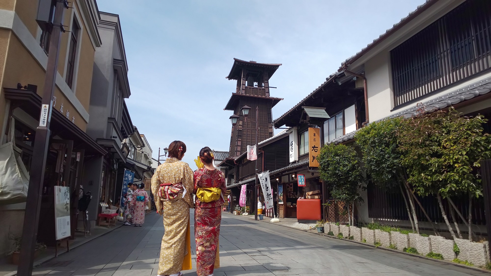 [Toki no Kane] It's a common custom to take a photo with the sweet potato chips, the symbol of Kawagoe.