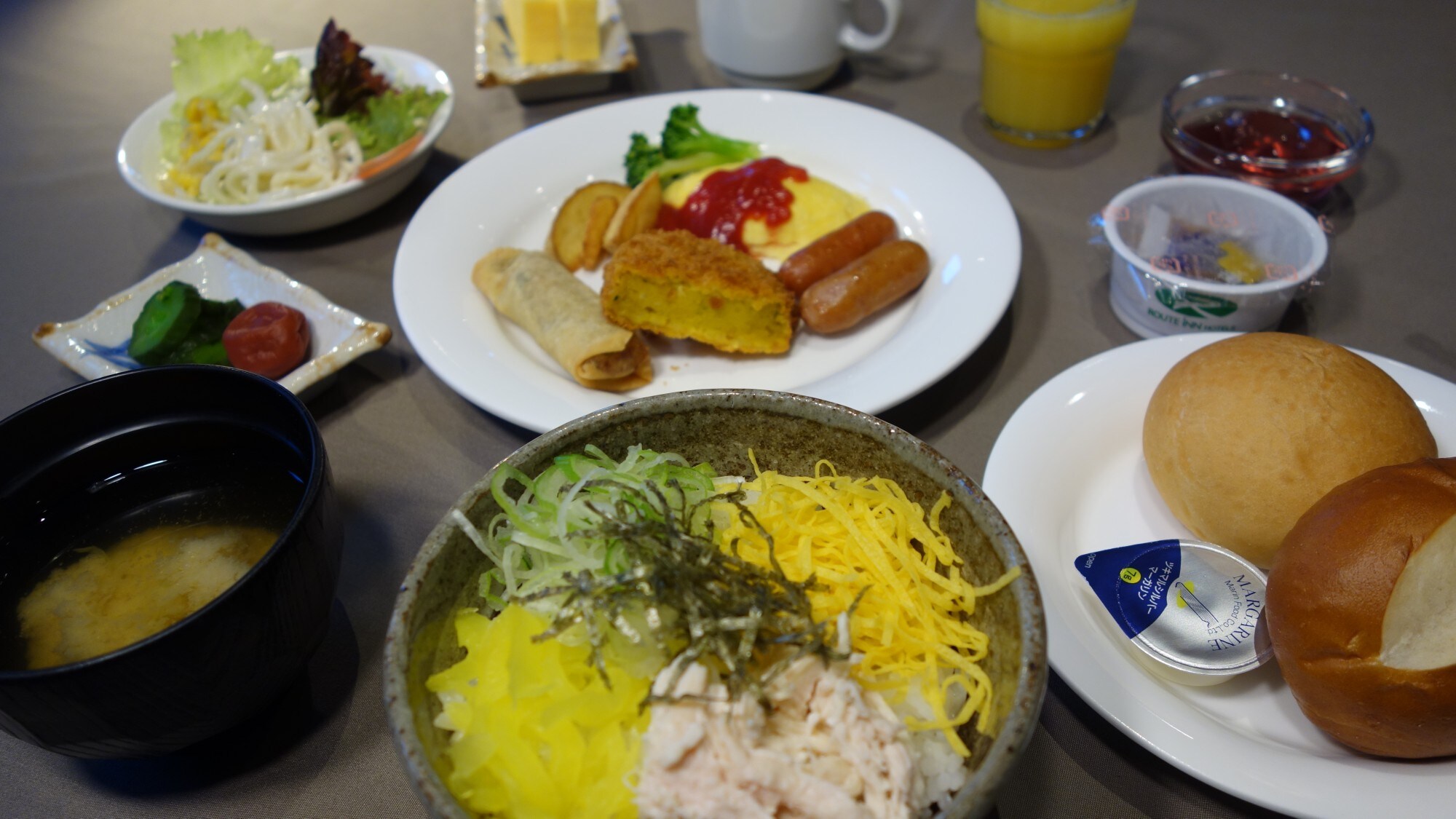 Restoran lantai 1 "Hanajaya" [Jam buka] 06:30-09:00 Prasmanan Jepang dan Barat dengan 35 item, roti segar, dan masakan lokal