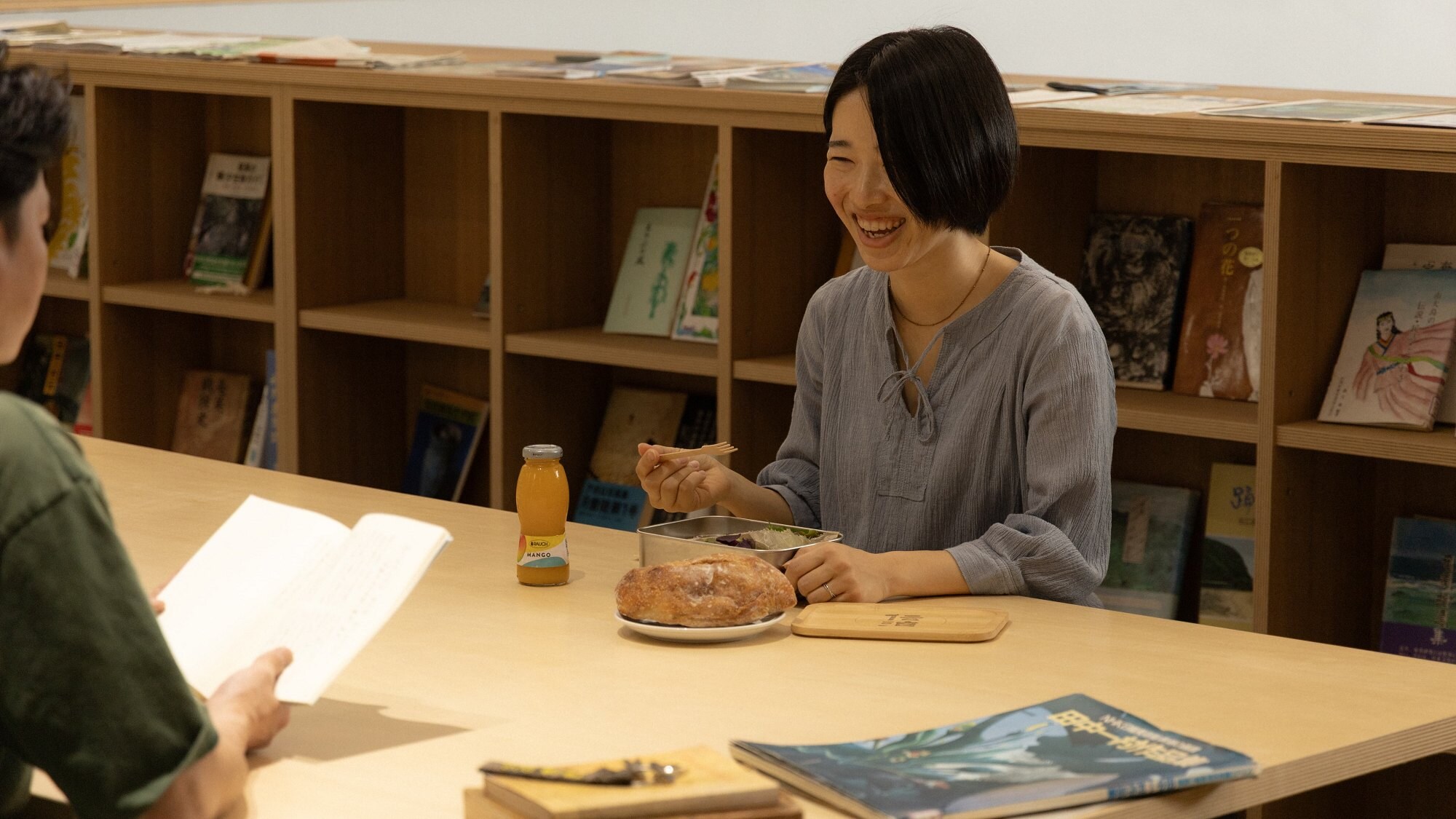 ในพื้นที่ที่เต็มไปด้วยหนังสืออันเป็นเอกลักษณ์ของเกาะแห่งนี้ เปิดหนังสือ พบปะผู้คน และขยายขอบเขตการเดินทางของคุณ