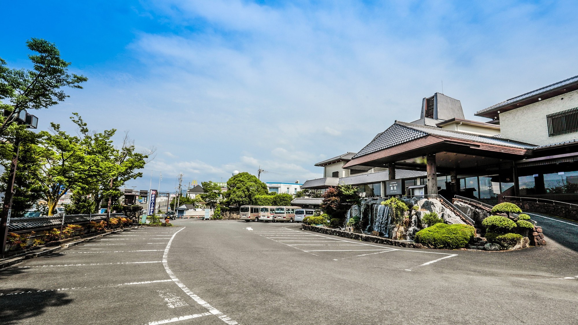 Parking lot in front of the hotel