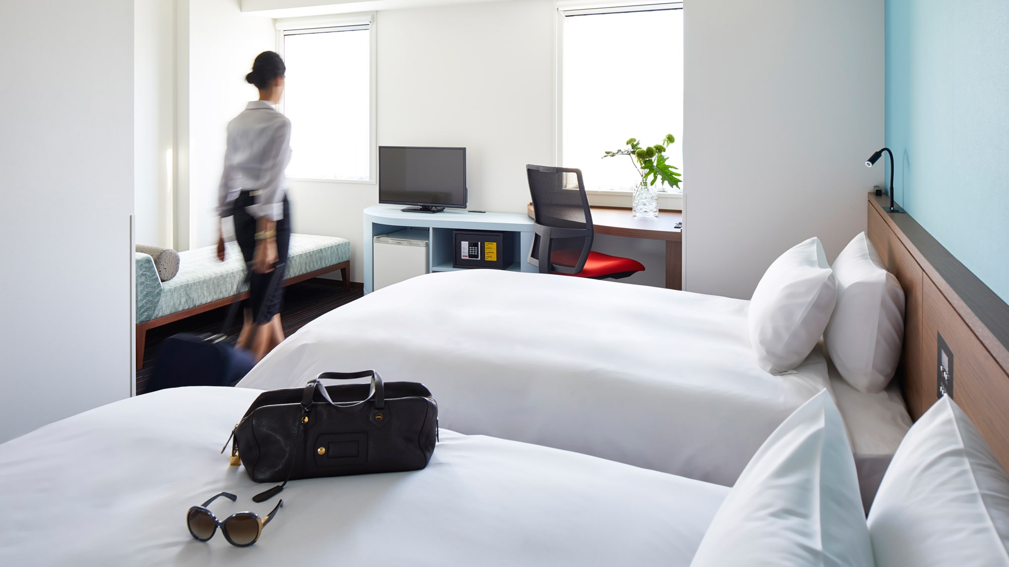 The spacious twin room is equipped with a comfortable chair and is ideal for telework.
