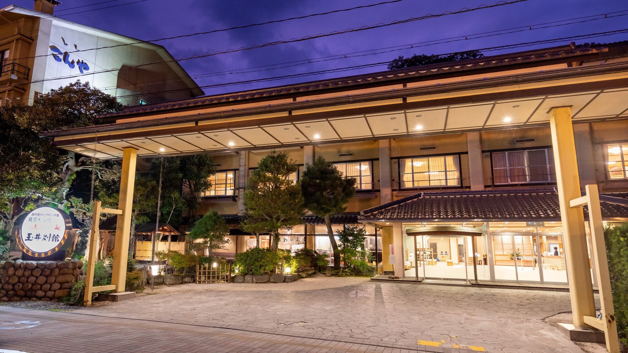 Our hotel "Tamai Annex" located at the entrance of Tamatsukuri Onsen Please come across this bridge.