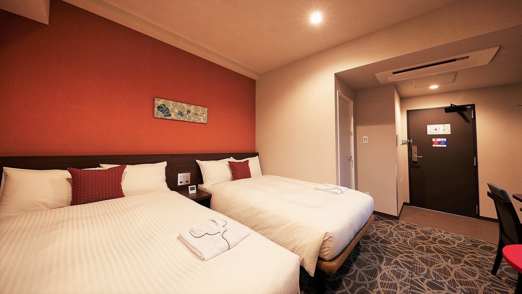 The upper floors are red and brown for a chic and calm atmosphere
