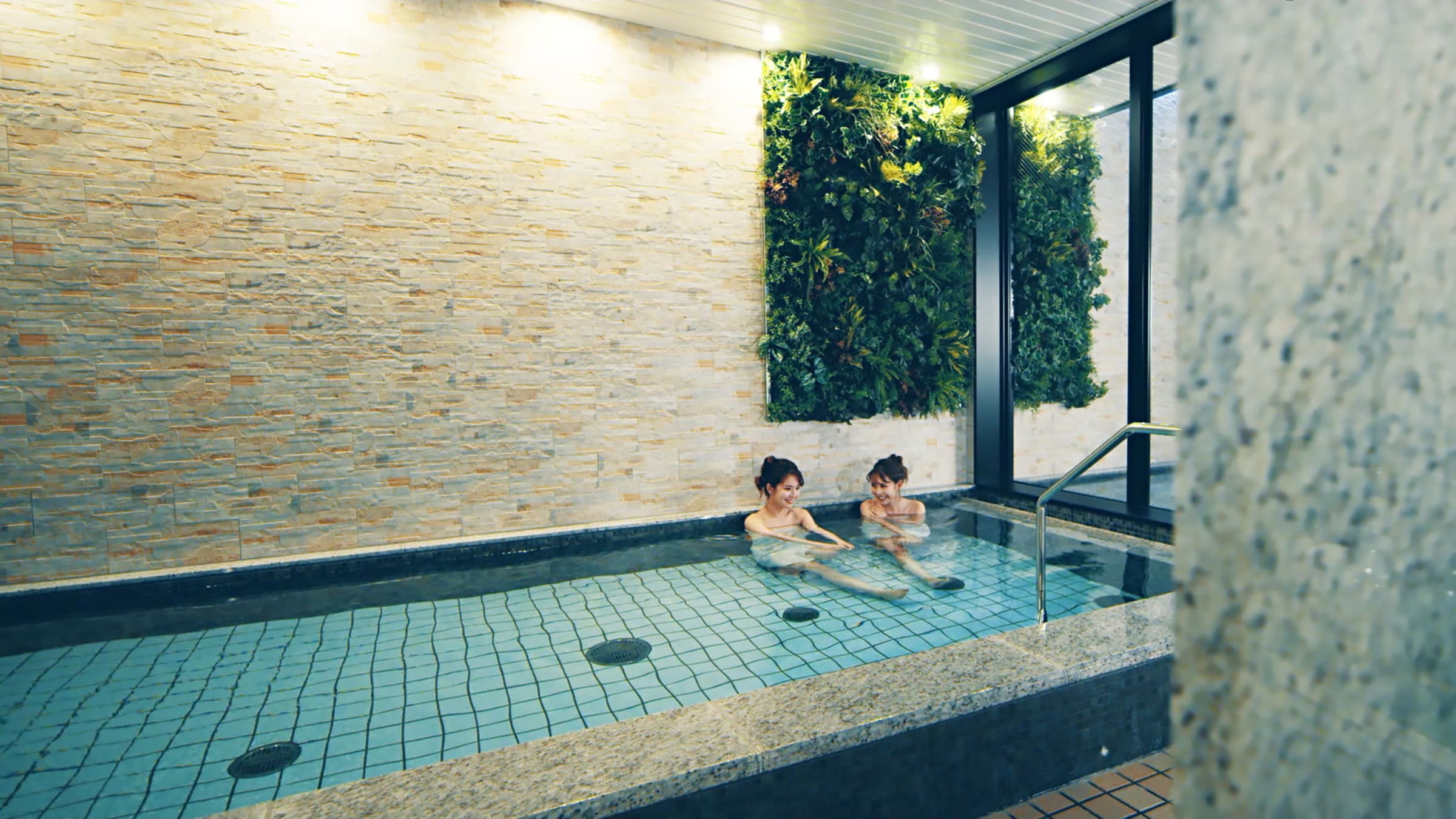 [Women's public bath indoor bath] The women's bath has a bright atmosphere with a color scheme based on white ♪