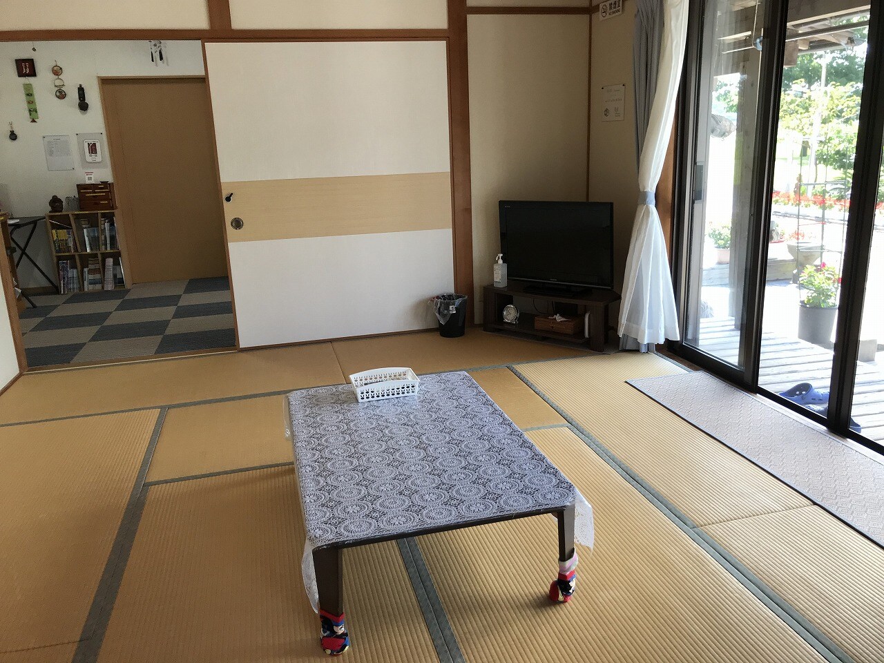 Japanese-style room 10 tatami mats 2 A bright room with plenty of light.