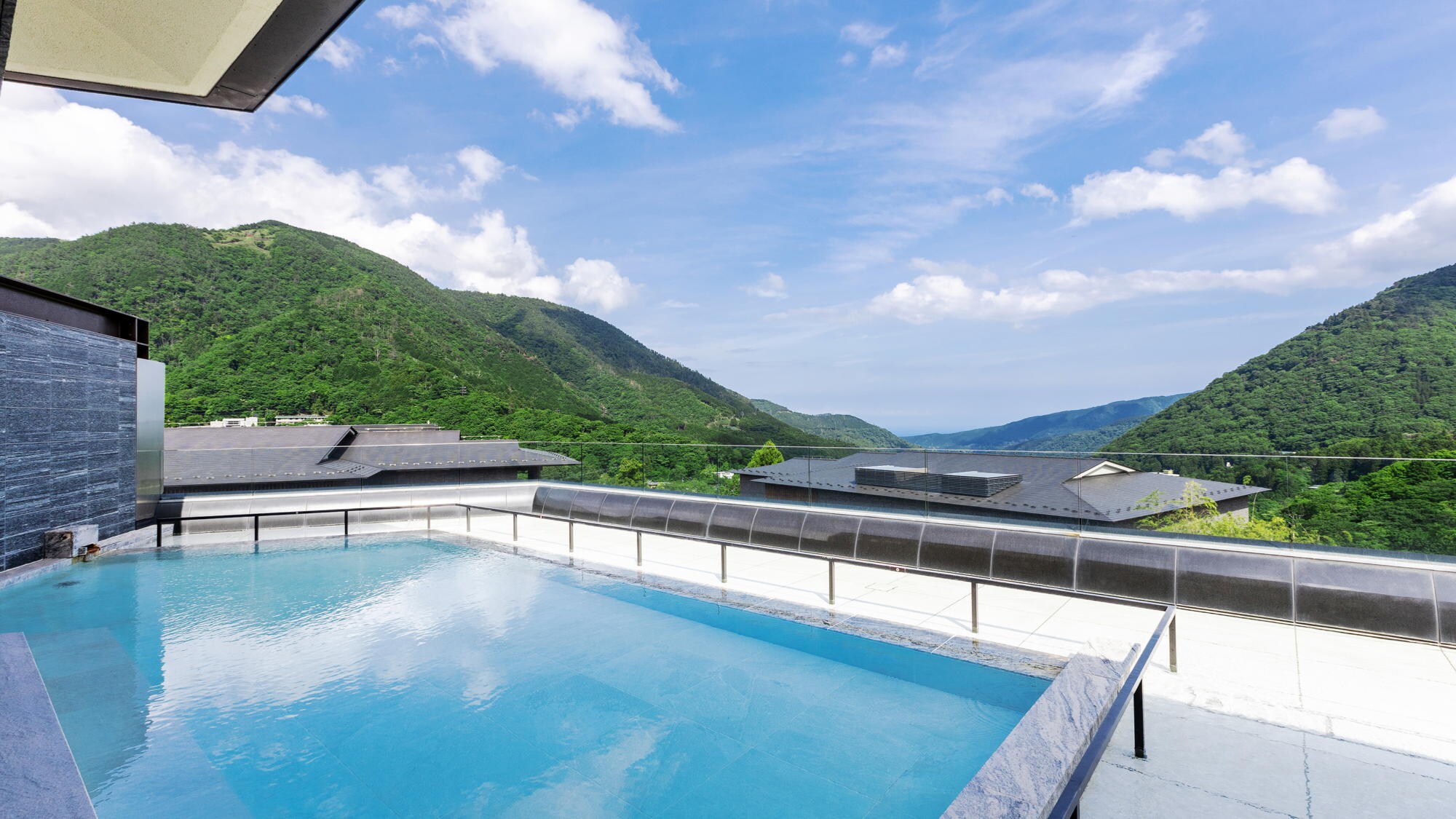 ◆Open-air observation bath "Soumi" | The magnificent view with the Hakone mountain range and Sagami Bay as a backdrop is breathtakingly beautiful.