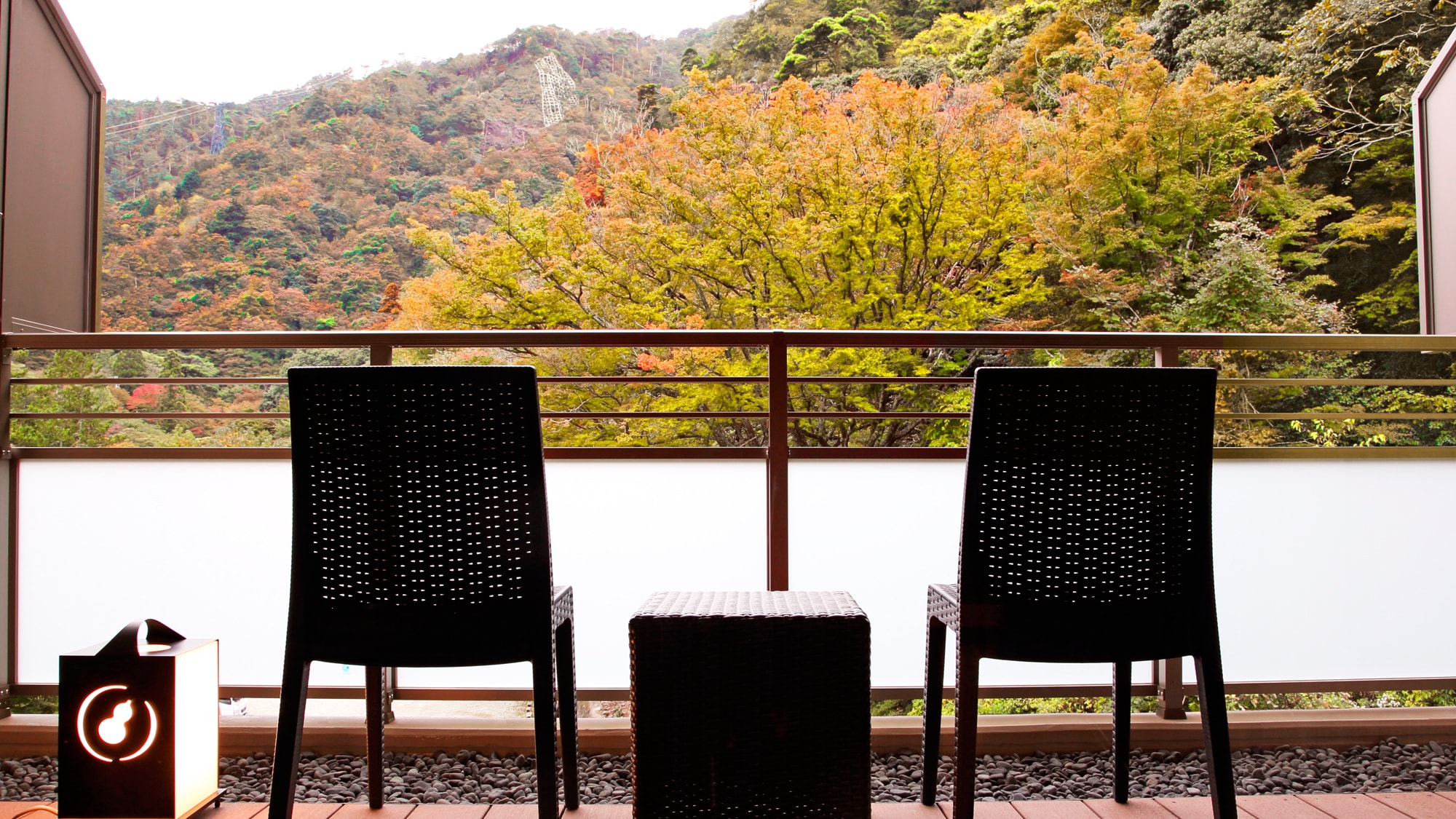 [Main building, Japanese-style room A with private source] You can enjoy the four seasons of Arima Mountain from the terrace and bathtub.