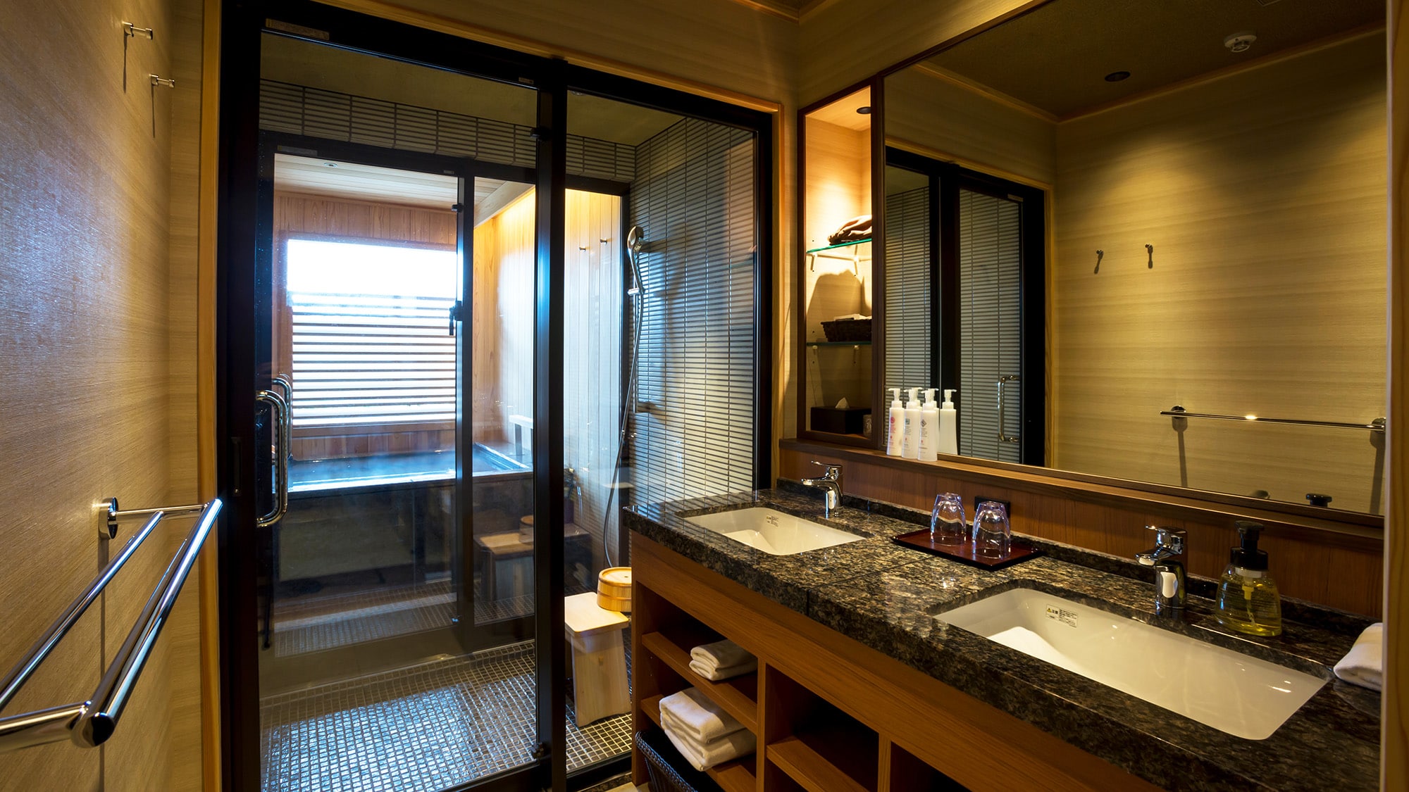 [Sansuikaku/Japanese-Western room E with private open-air bath] Spacious wash basin that can be used by two people at the same time
