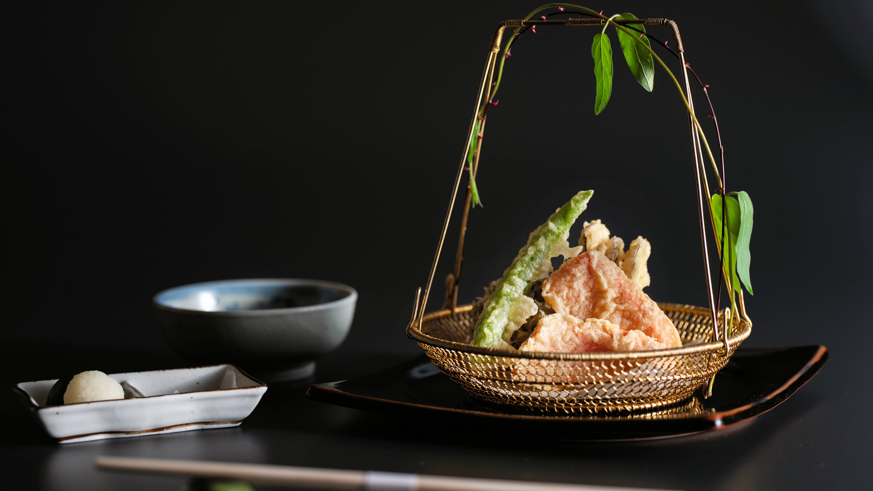 【餐點】主廚精選宴會菜單：秋季菜單範例：楓葉鮭魚和舞茸天婦羅。