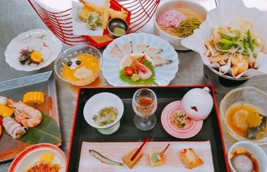 [Cooking] This is the Minazuki Kaiseki. Please enjoy the seasonal ingredients.