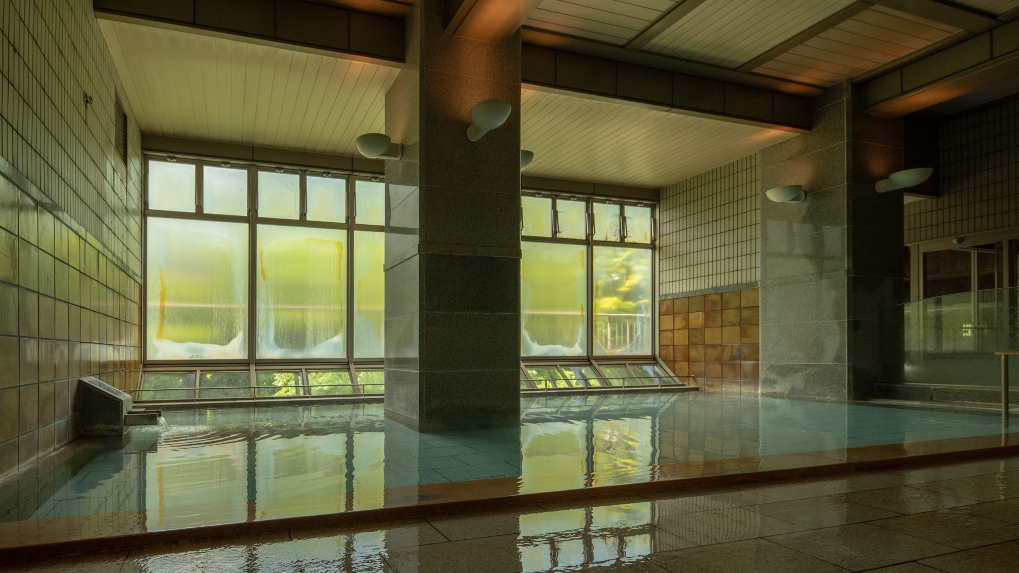 [Large communal bath "Crystal bath"] You can enjoy a tour of 15 hot springs in the hotel