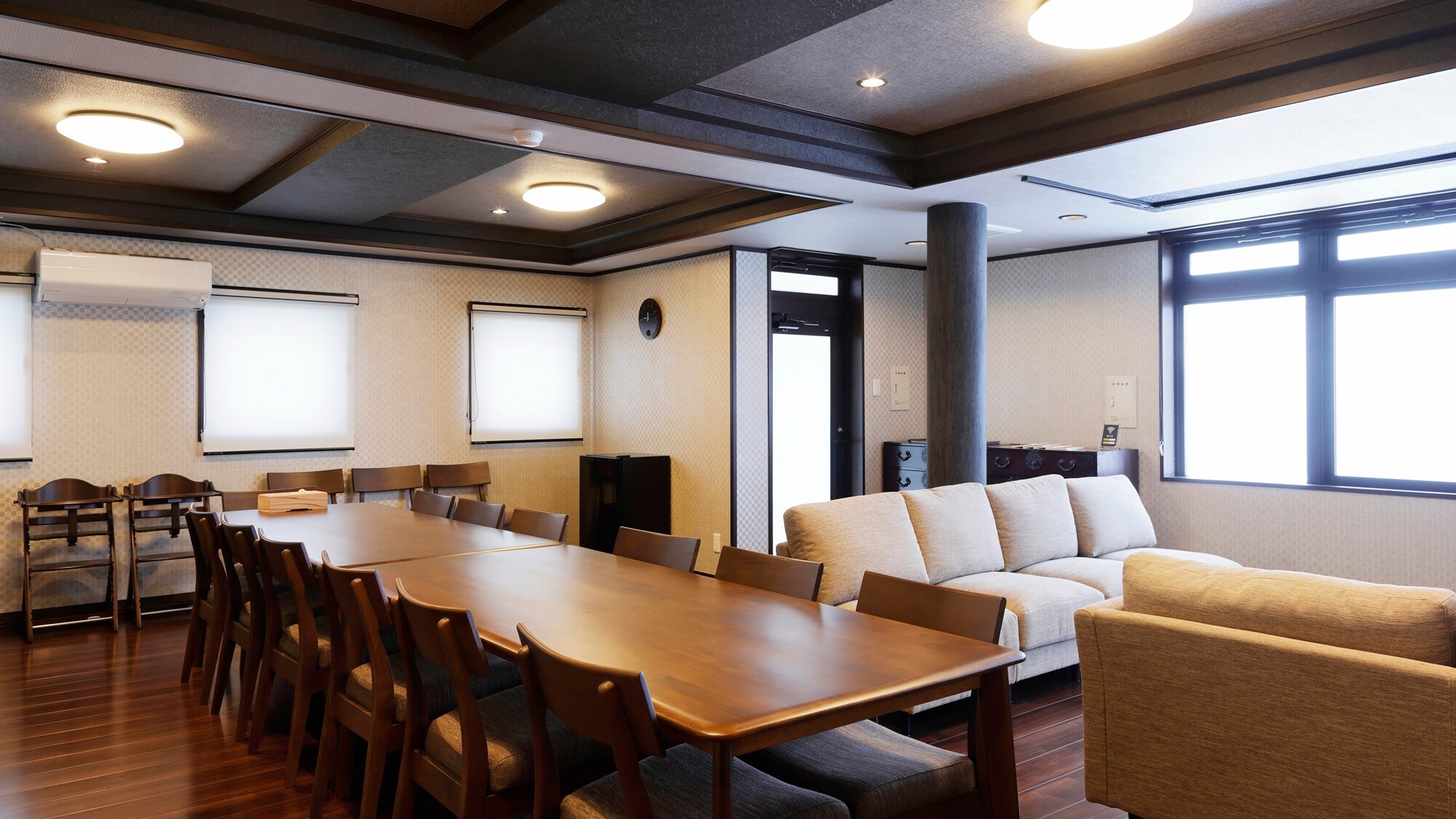 [1st floor living room] Dining space with a warm wooden feel