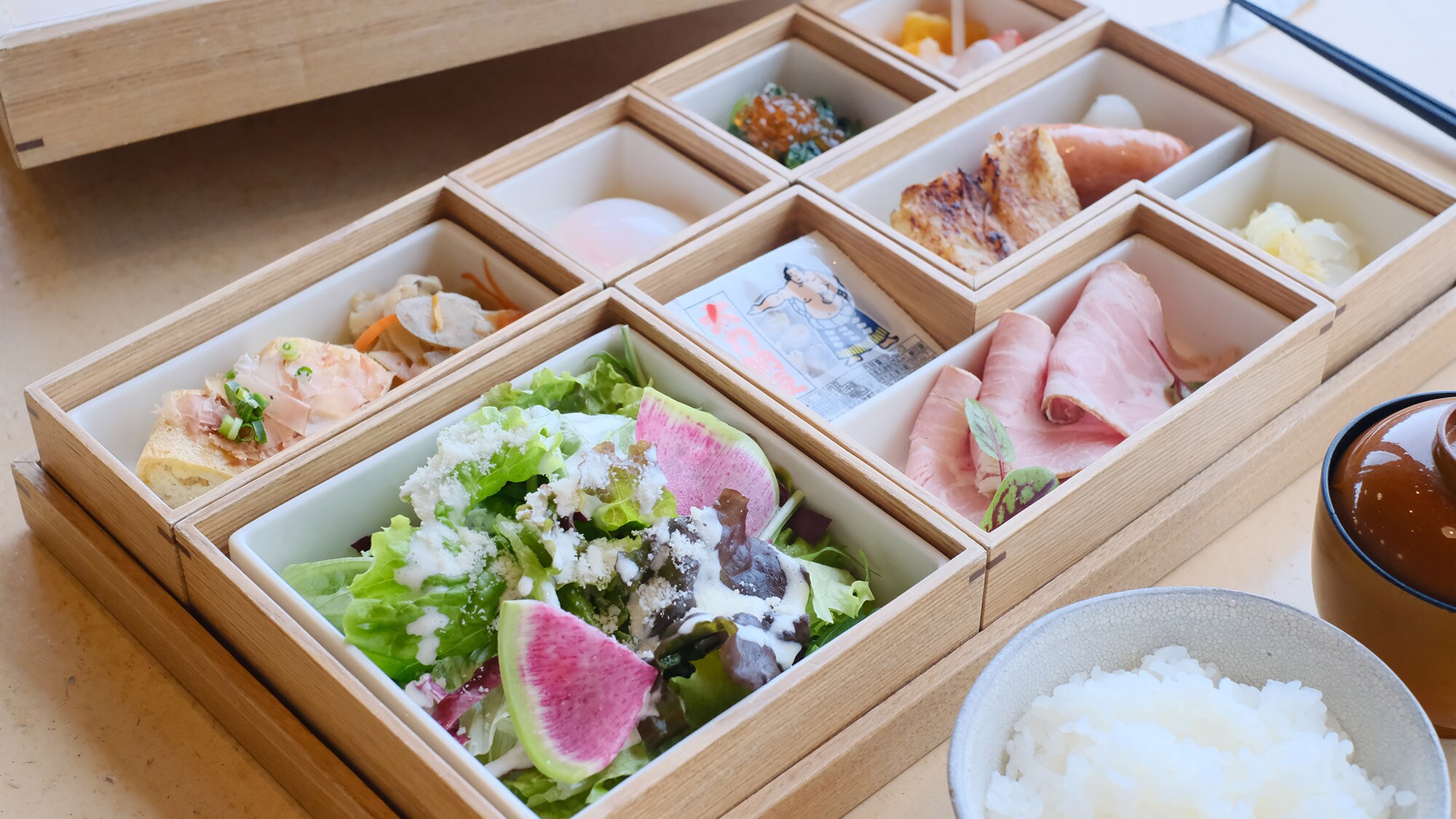 ・[Breakfast example] We offer warm and delicious Japanese cuisine made with plenty of locally grown Koshihikari rice and other local ingredients.