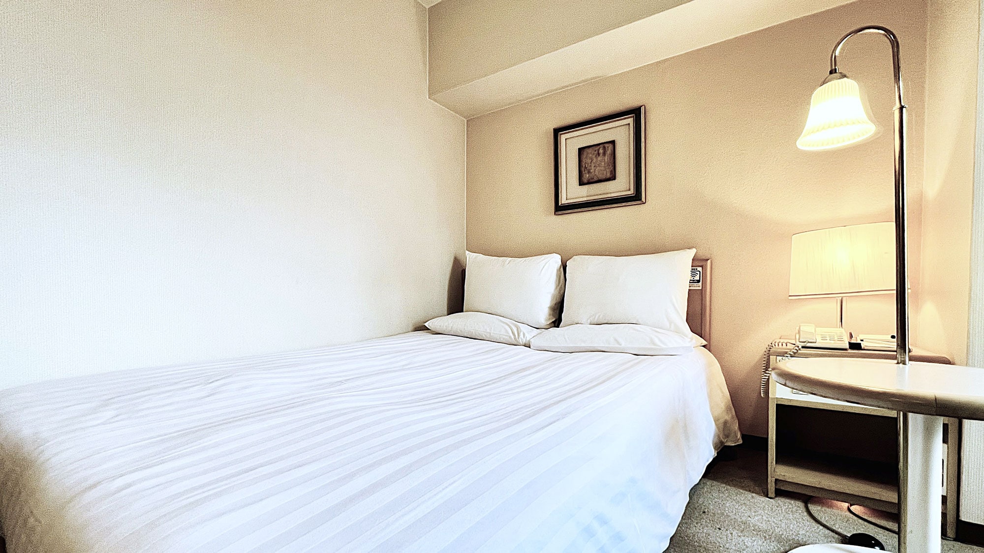 [Kamar Tamu: Kamar Double Standar Bebas Rokok dengan Tempat Tidur]