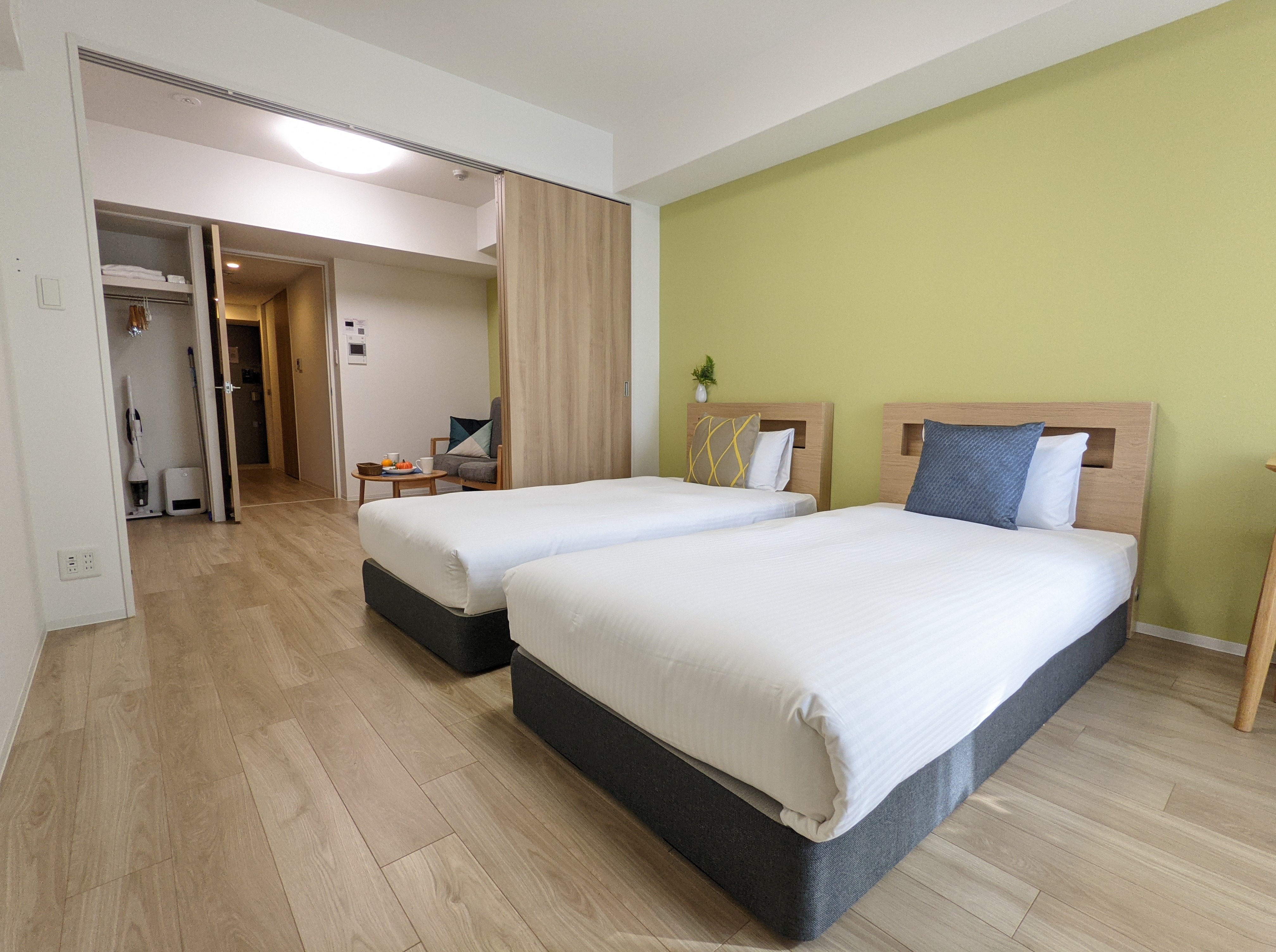 Single with 2 partitions facing the entrance