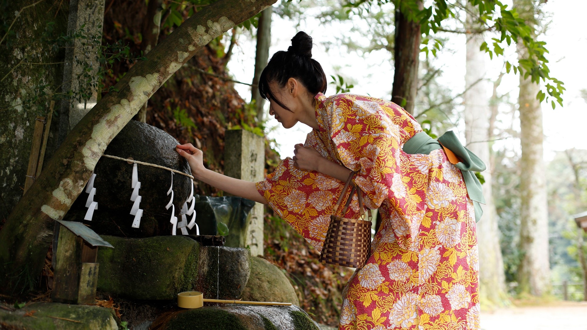 [Wish stone] We pray by letting the "wish stone" enshrined in the precincts of Tamatsukuriyu Shrine touch the "giving stone".