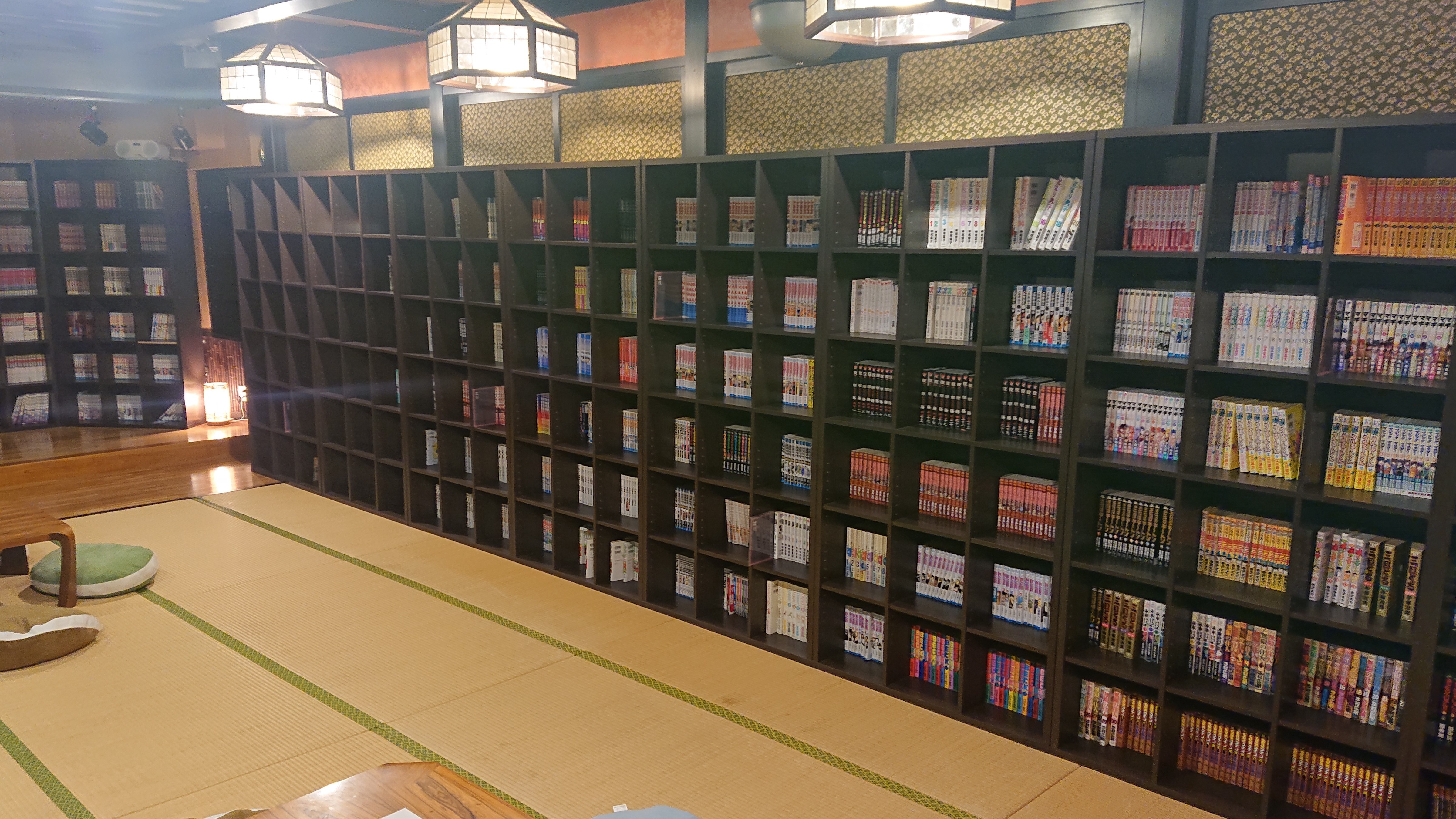 Góc thư viện với khoảng 4.000 cuốn sách