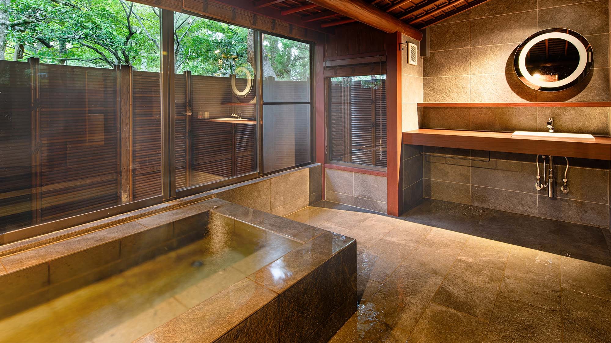 With a semi-open-air bath with natural hot spring water [New Year Hall/Japanese/Western special room/Asaga]