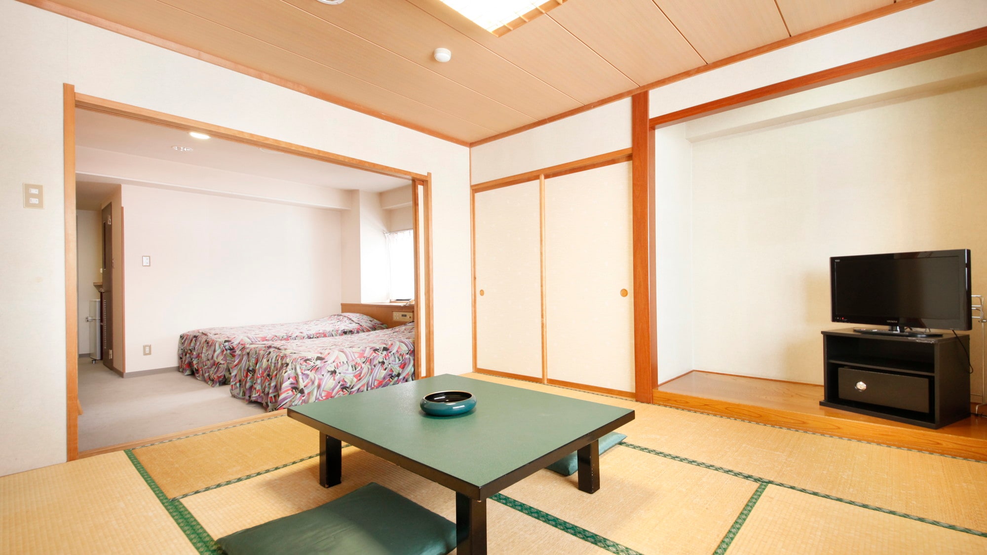 [Japanese-Western style room] You can lay a futon in the Japanese-style room when you are absent.