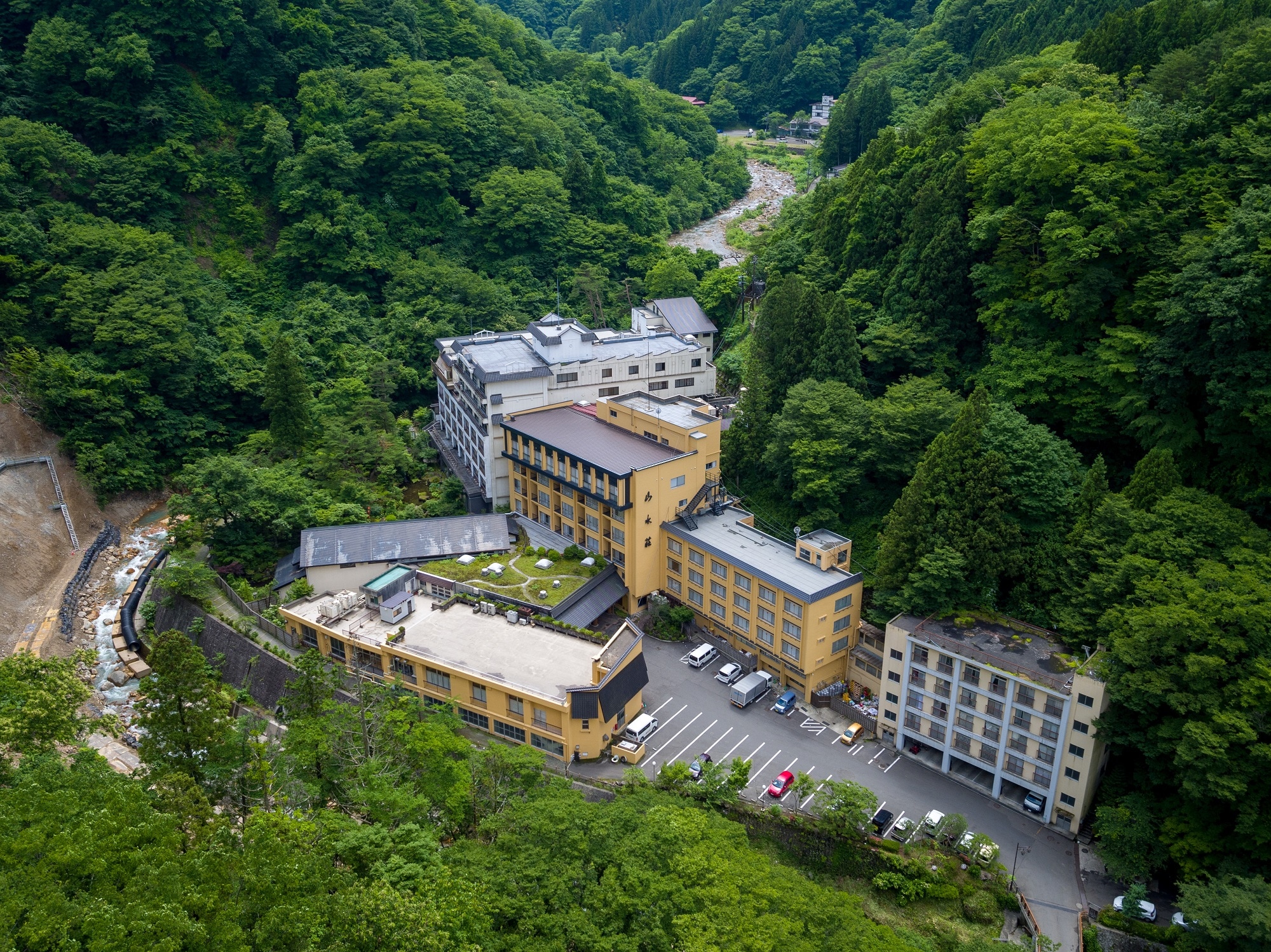 Sansuiso surrounded by lush nature