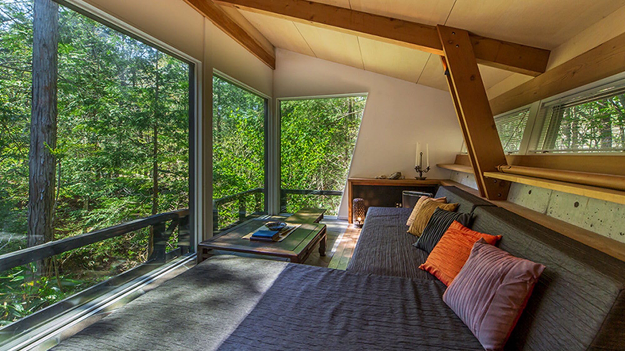 ・Rakusui House_A bedroom that incorporates a bold borrowed landscape. You can feel like you are bathing in the forest while staying in your room.