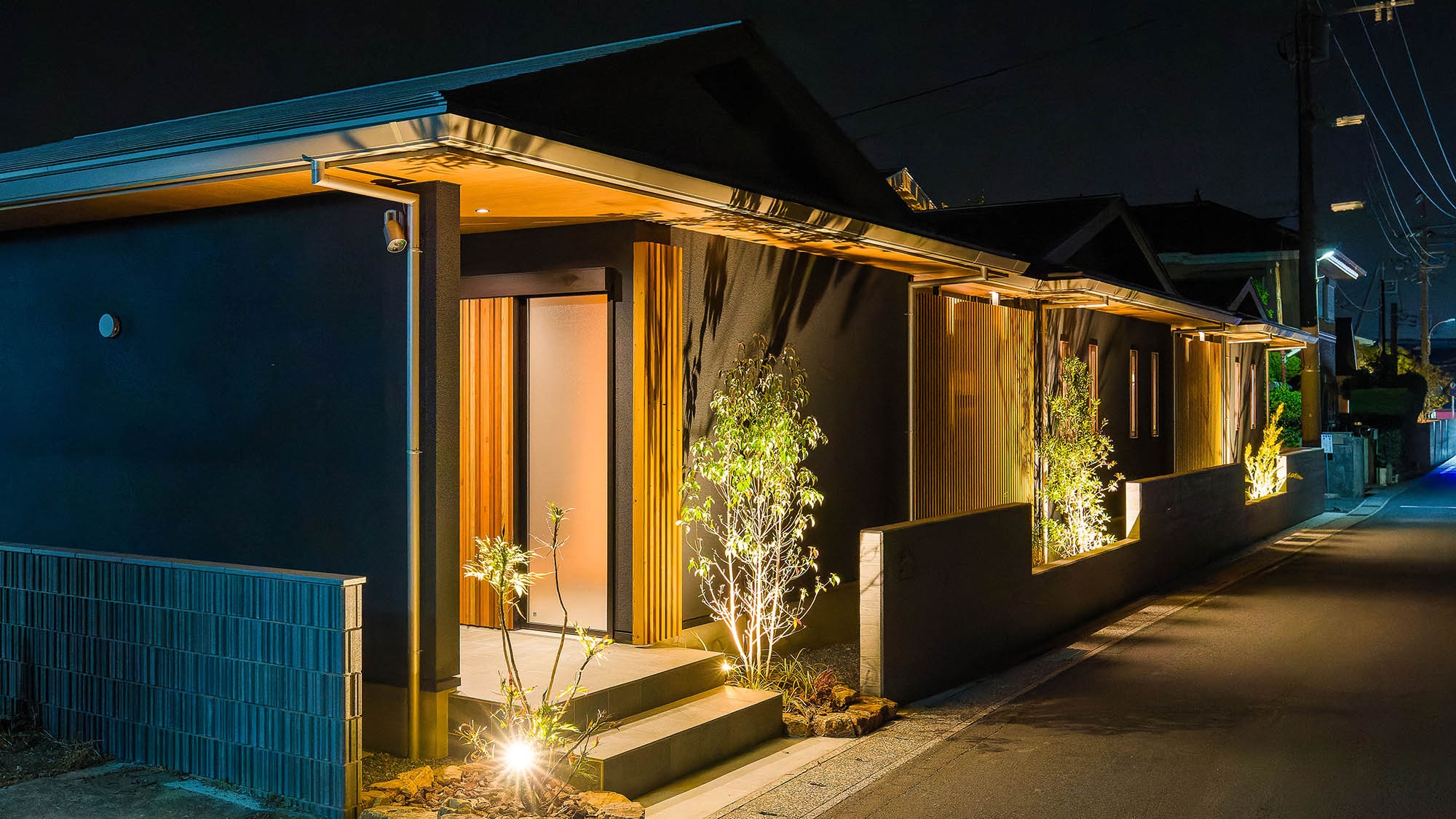 ・[Phoenix Hall - Exterior] The area around the entrance is brightly lit up even at night