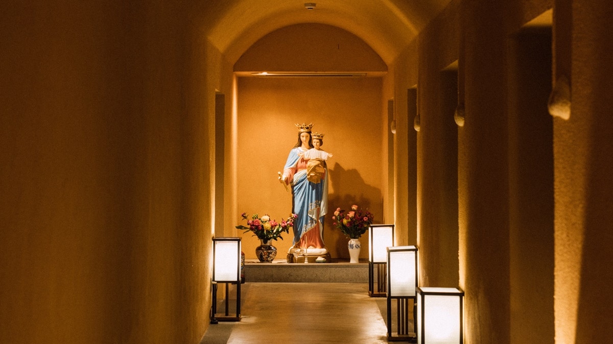 The restaurant hallway depicts the Christian culture of Amakusa