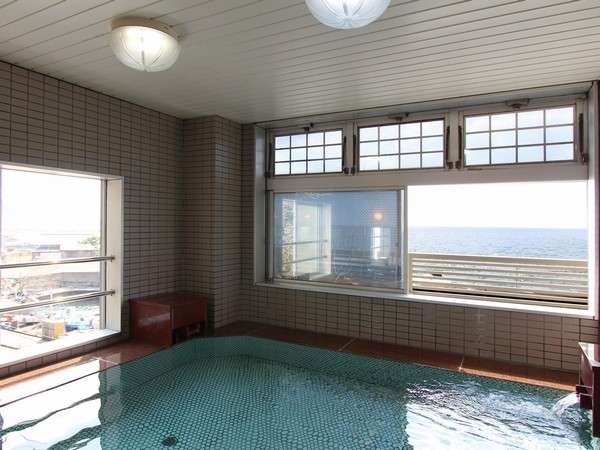 A hot spring with a view of the magnificent Sea of Japan spreading in front of you