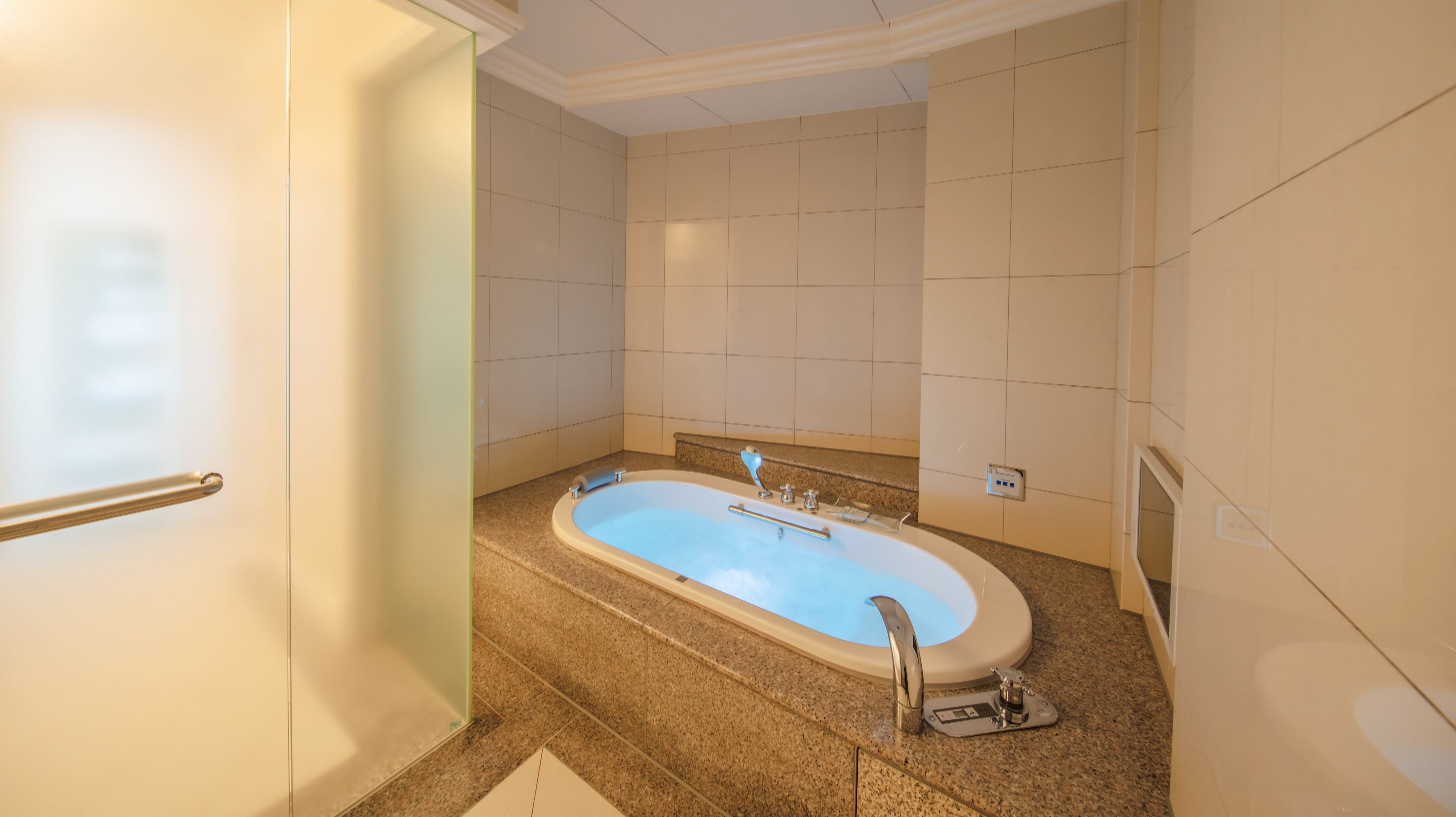 Pemandian jacuzzi bundar yang dibuat oleh Jackson (kamar sedang)