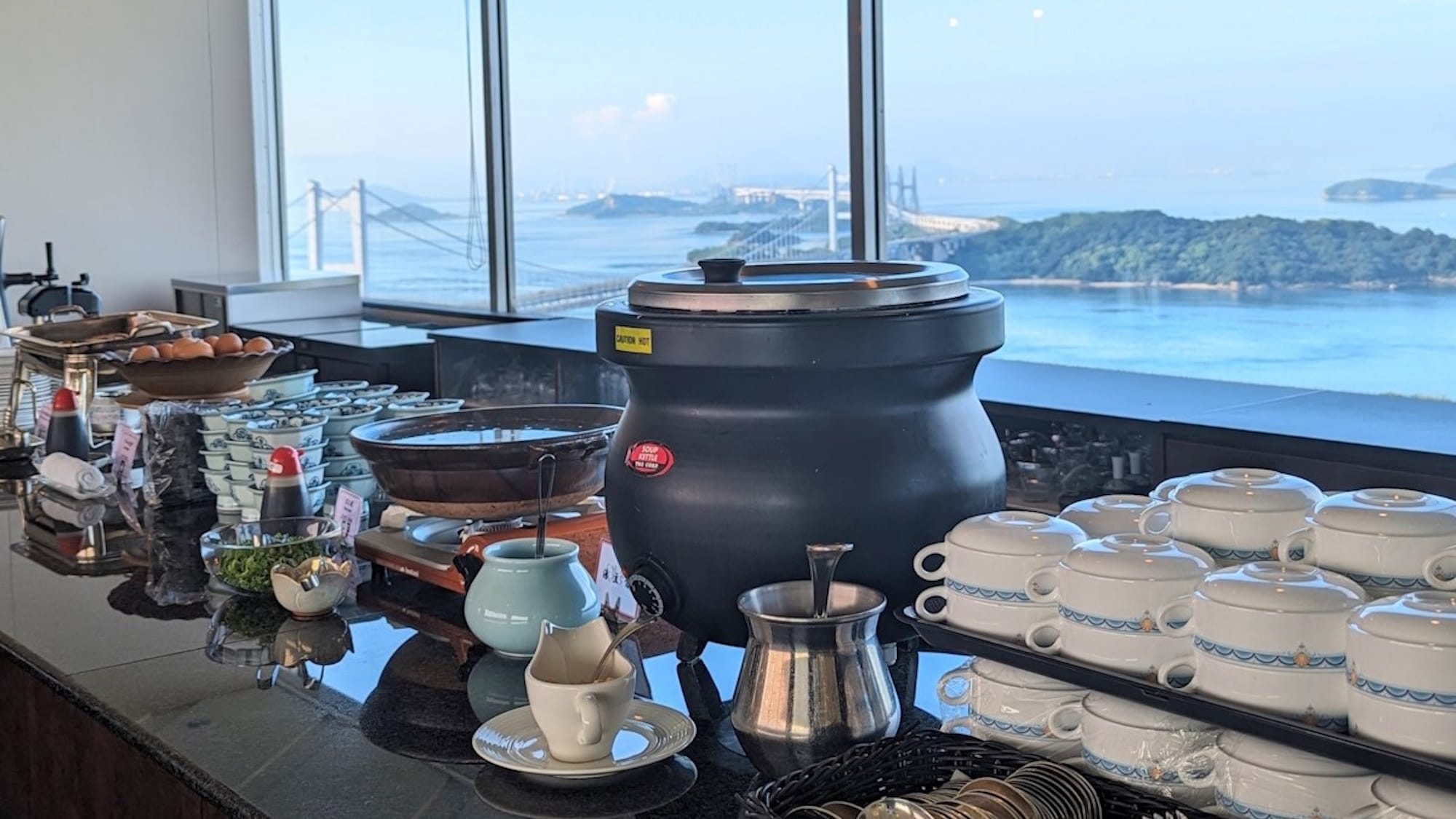 自助早餐的例子，包括各种日式和西式菜肴 *早餐可能是套餐。