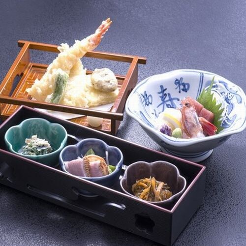 A three-item set to accompany your hotpot (1,540 yen per person) includes appetizer, sashimi, and tempura