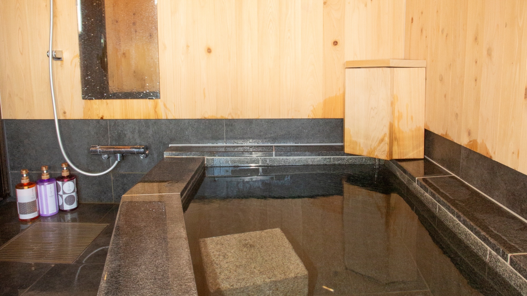 Phòng kiểu Nhật kiểu Tây (view núi), bồn tắm trong nhà