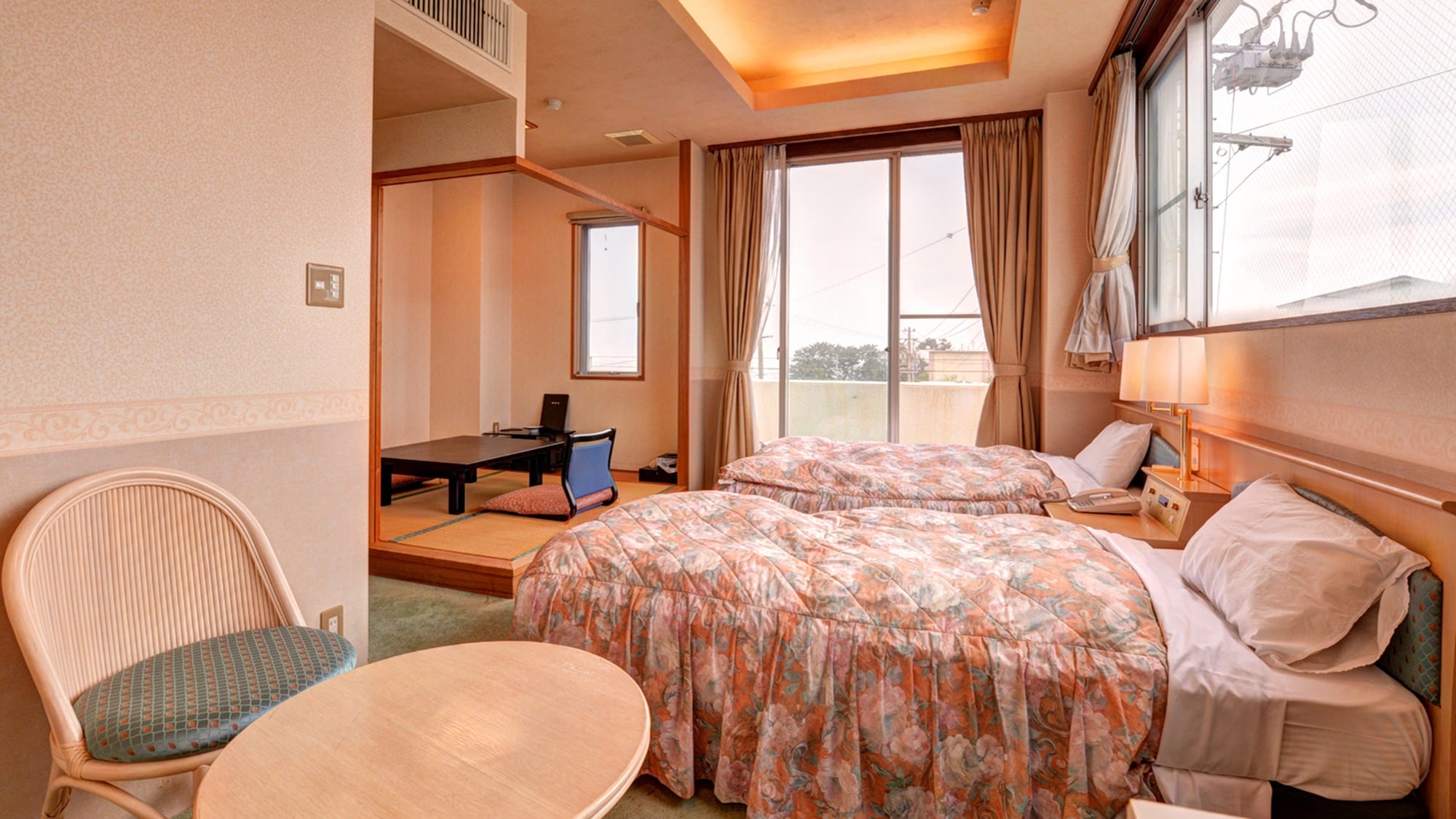 *Japanese-Western room (example of guest room)/A room where you can enjoy the best of both Japanese and Western styles. Enjoy a good night's sleep in a fluffy bed.