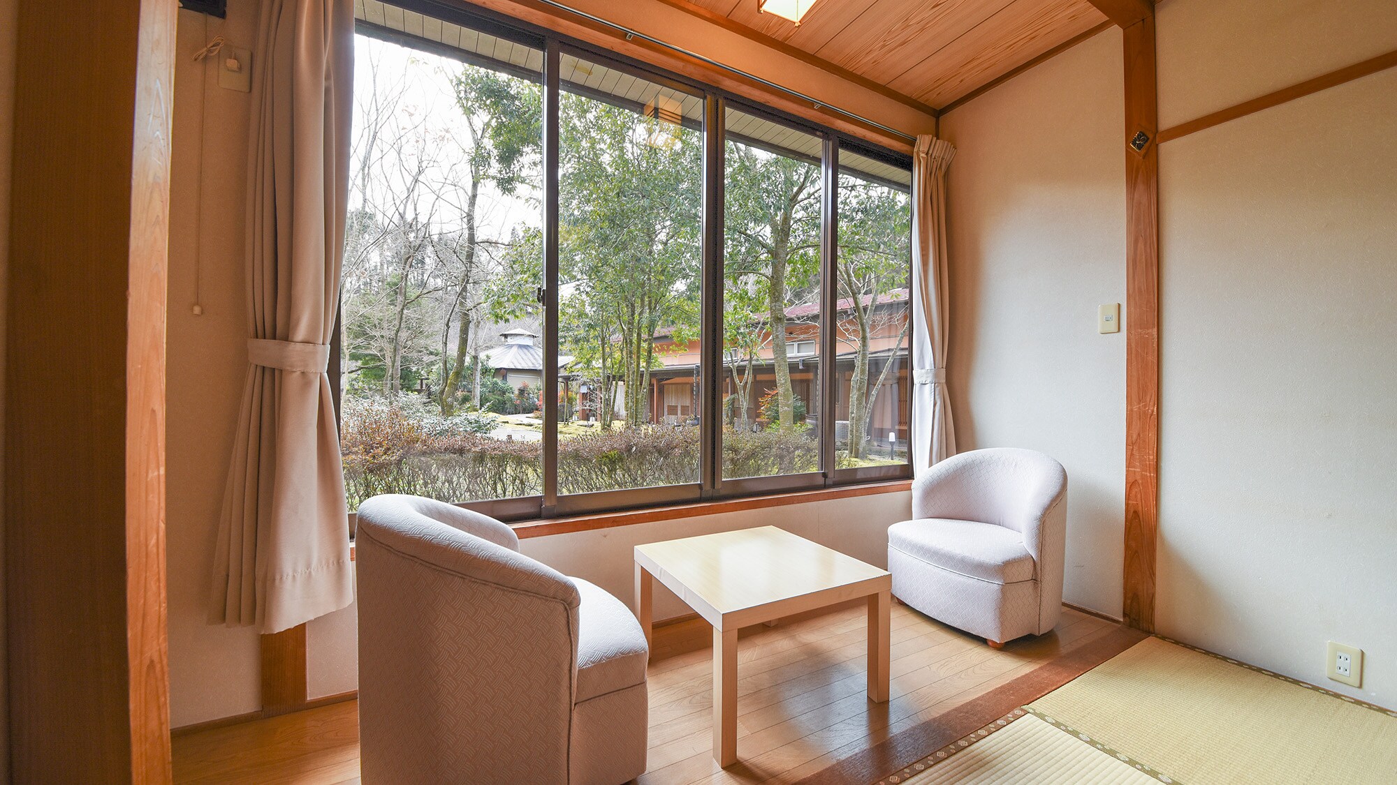 * [Room (Japanese-style room in the East Building)] You can see different views from the window in each season.