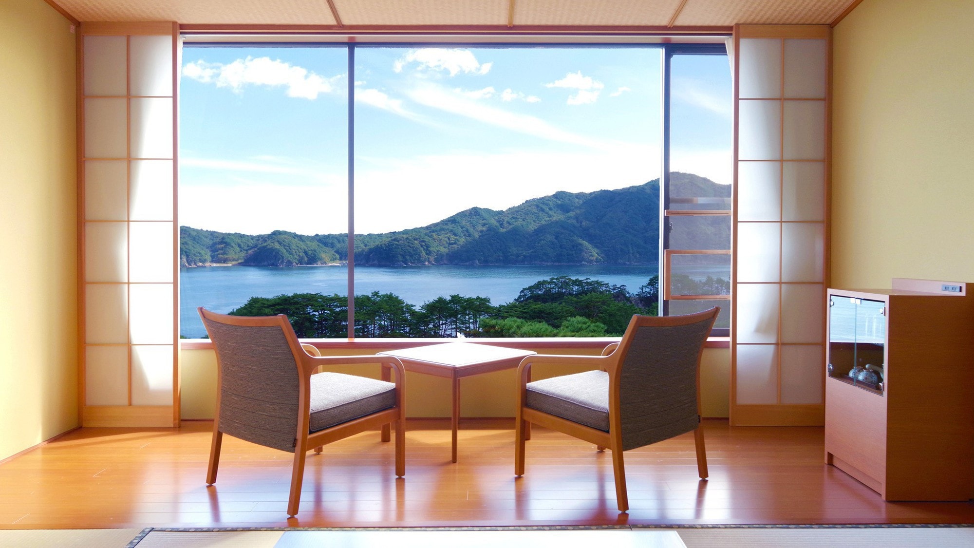 Beautiful contrast between the sea, the sky and nature_Japanese-style room on the sea side