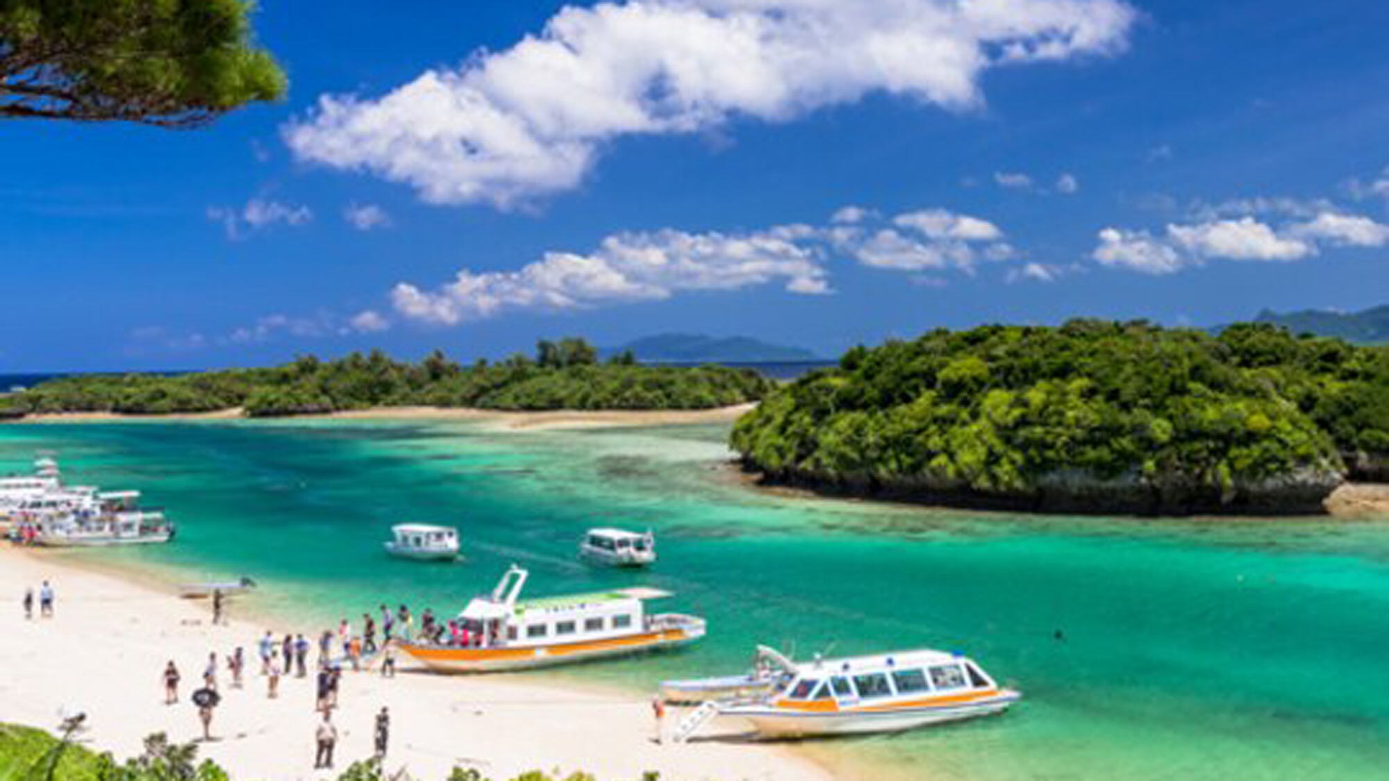 **Sightseeing in the area [Kabira Bay] Approximately 15 minutes by car from the hotel. The most scenic spot on Ishigaki Island, selected as one of the 100 most scenic spots in Japan.