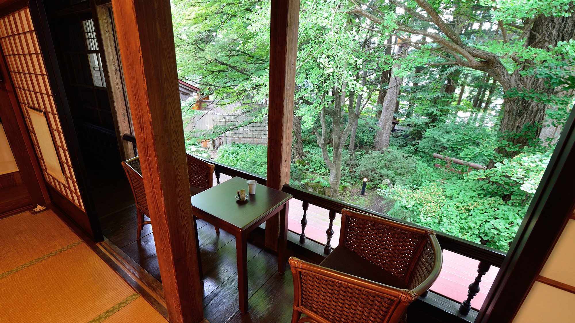 *[10 tatami mats / Example of a guest room] A pleasant breeze comes in and you can take a relaxing break while looking at the greenery...