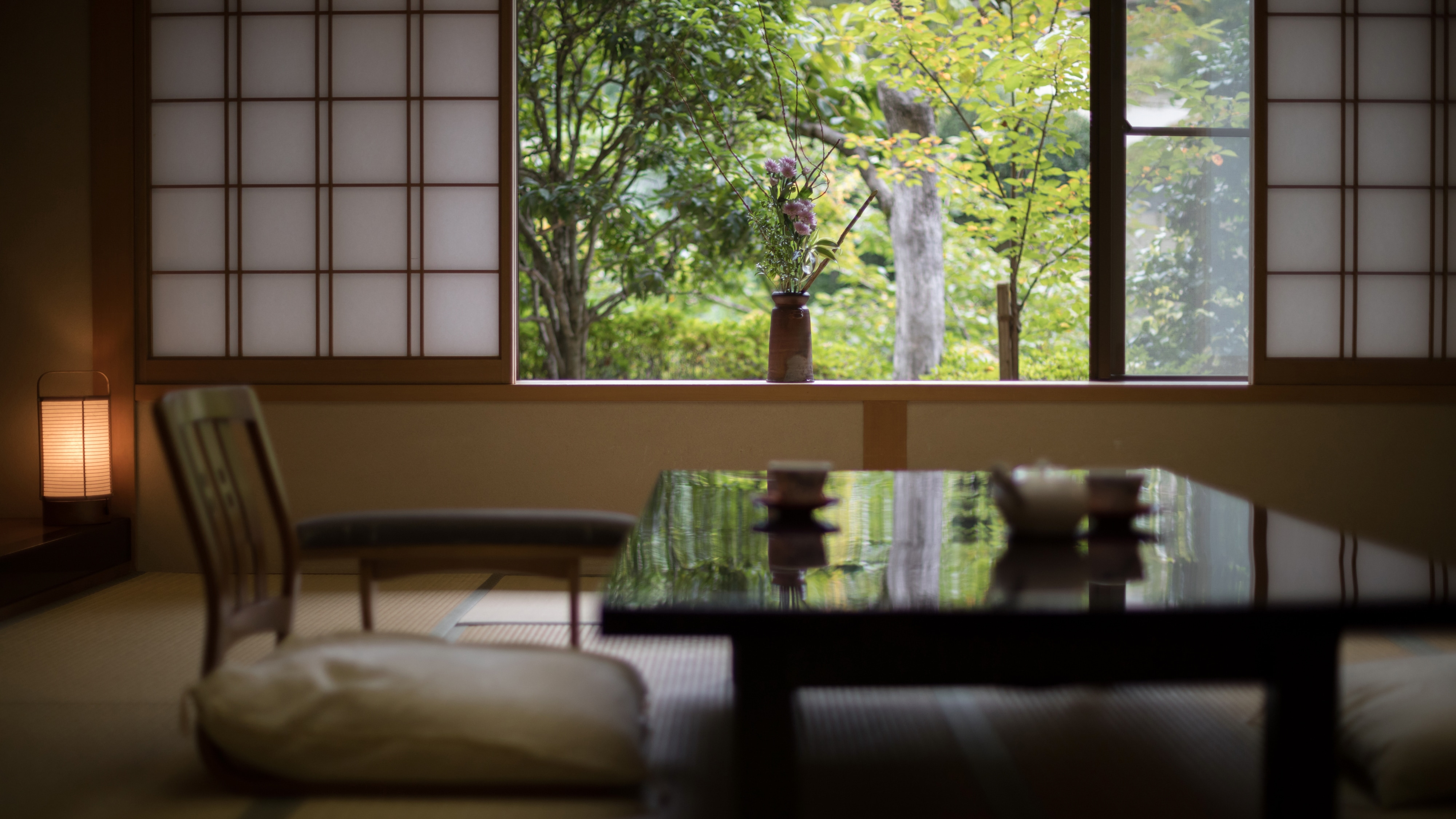 Kamar-kamar di Gekkoen-so tidak mewah, tetapi Anda dapat merasakan suasana gaya Sukiya kayu tua yang bagus.