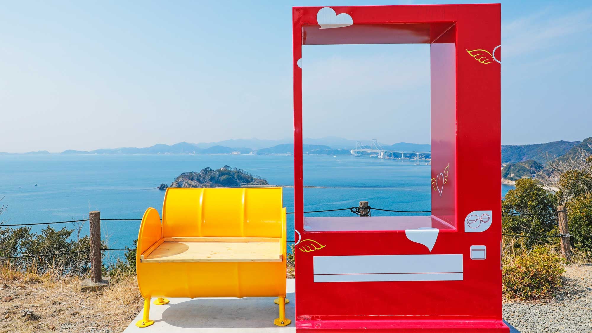 A photo spot where you can take beautiful pictures with the Naruto Strait in the background. Located in the courtyard observation deck, it is recommended to take photos in the morning.