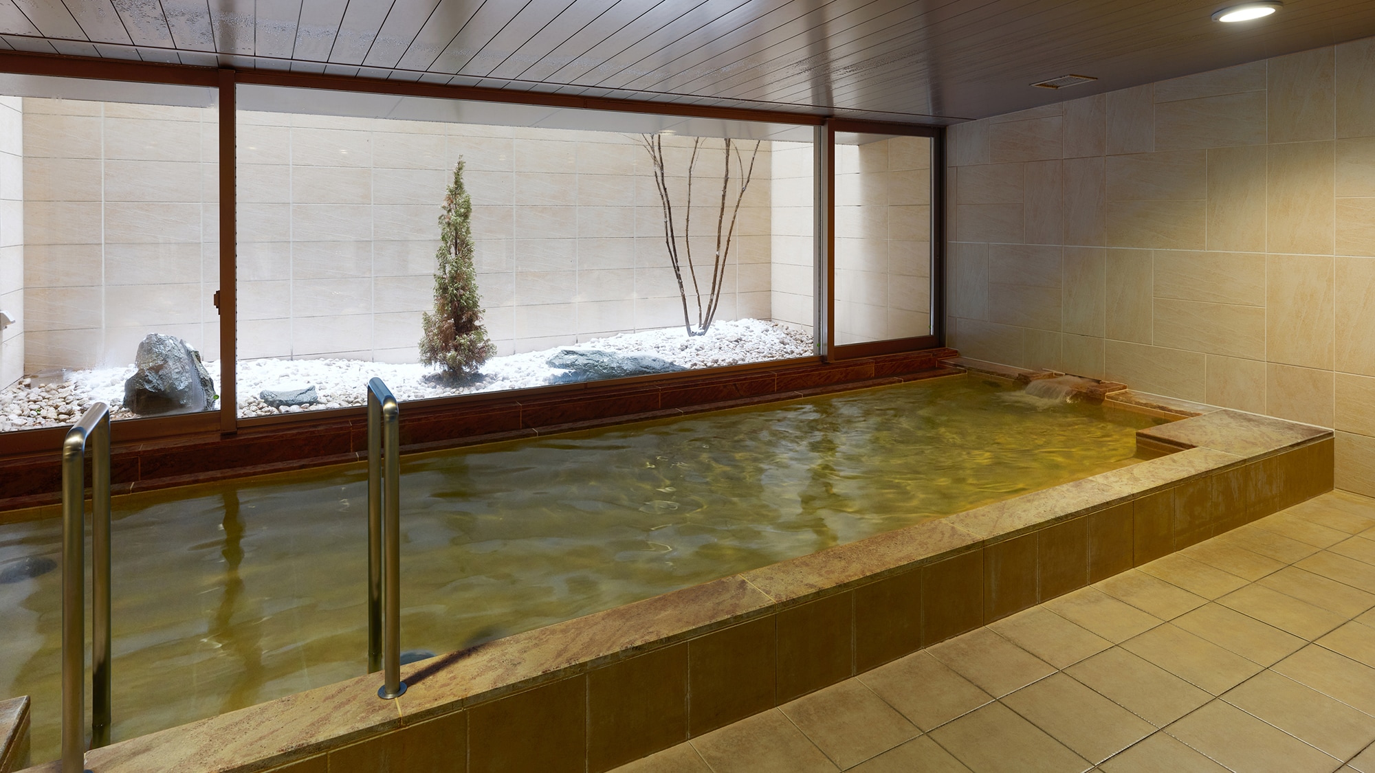 Enjoy a relaxing time while gazing at the garden in front of you.