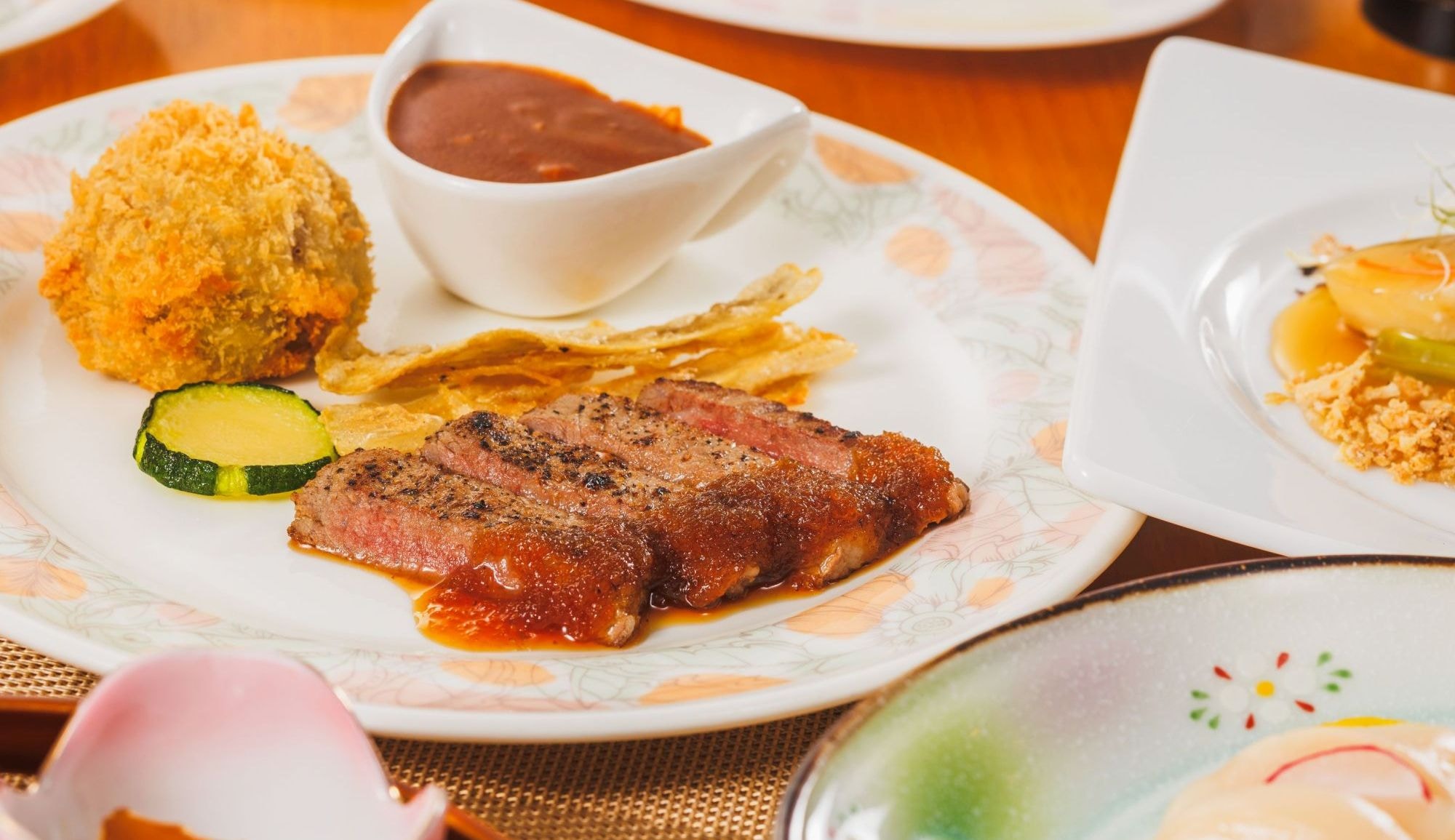 [Shunsai Creative Dinner "RURI"] Creative cuisine made with 4 types of Yamagata ingredients, including Zao beef, sprinkled like jewels.